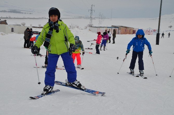 Tatvan’da öğrencilere ücretsiz kayak eğitimi