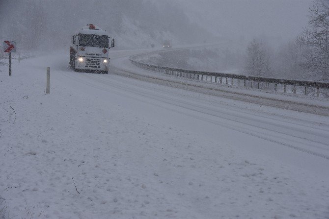 Sinop’ta yoğun kar yağışı sürücülere zor anlar yaşattı