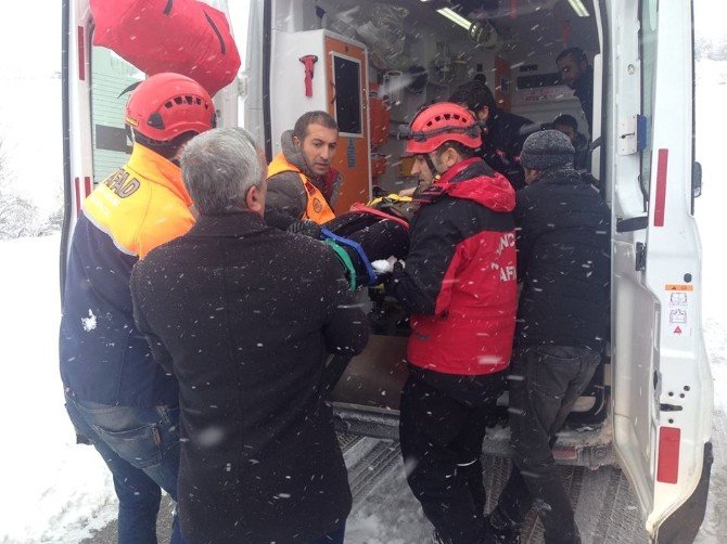 Tunceli-Elazığ yolunda minibüs devrildi:10 yaralı