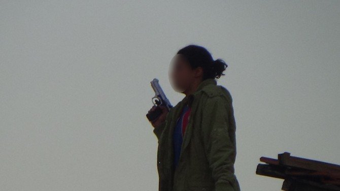 13 yaşındaki kız bir elinde silah bir elinde bıçakla intihara kalkıştı