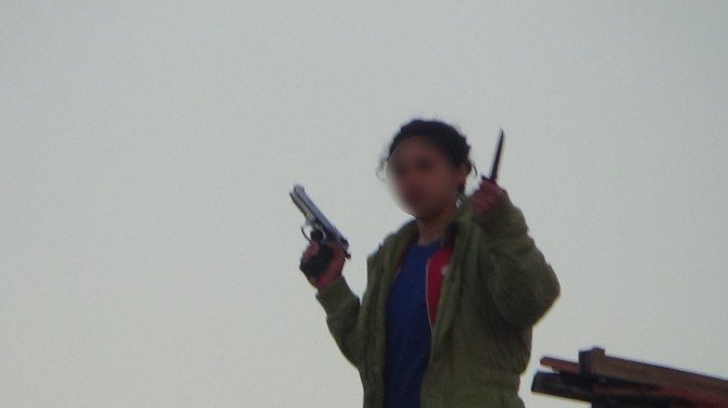 13 yaşındaki kız bir elinde silah bir elinde bıçakla intihara kalkıştı