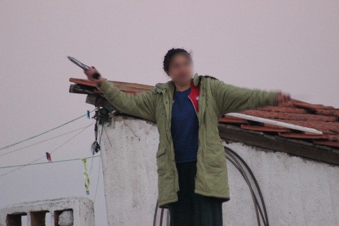 13 yaşındaki kız bir elinde silah bir elinde bıçakla intihara kalkıştı