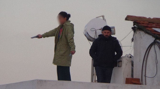 13 yaşındaki kız bir elinde silah bir elinde bıçakla intihara kalkıştı