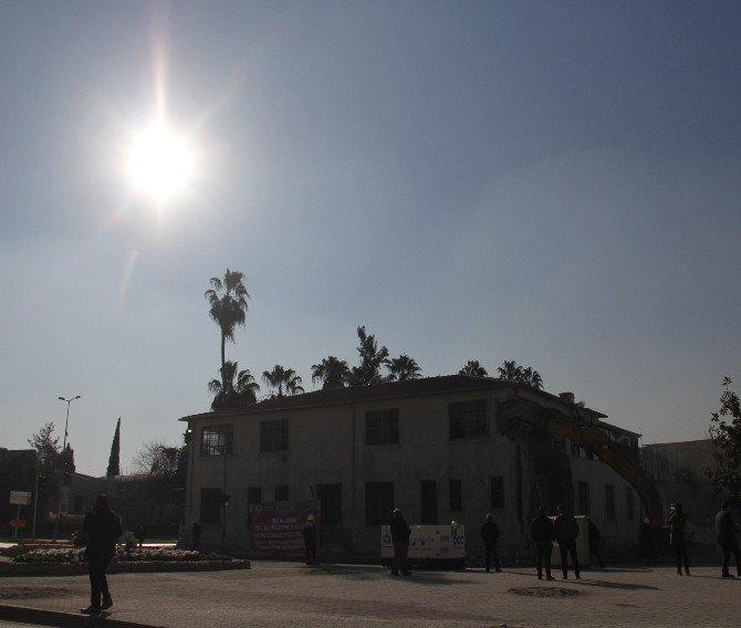 Eski Adana Orduevi’nin yıkımına başlandı