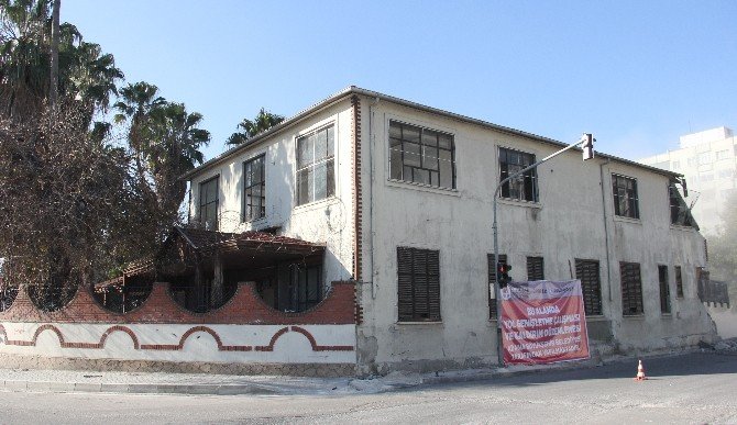 Eski Adana Orduevi’nin yıkımına başlandı