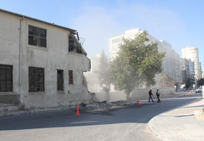 Eski Adana Orduevi’nin yıkımına başlandı