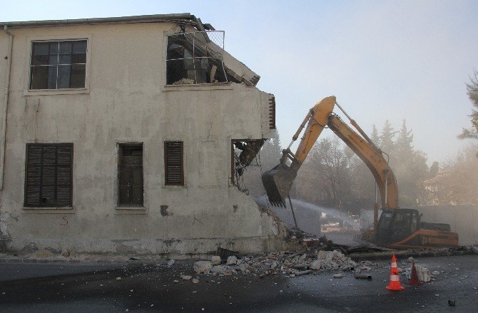 Eski Adana Orduevi’nin yıkımına başlandı
