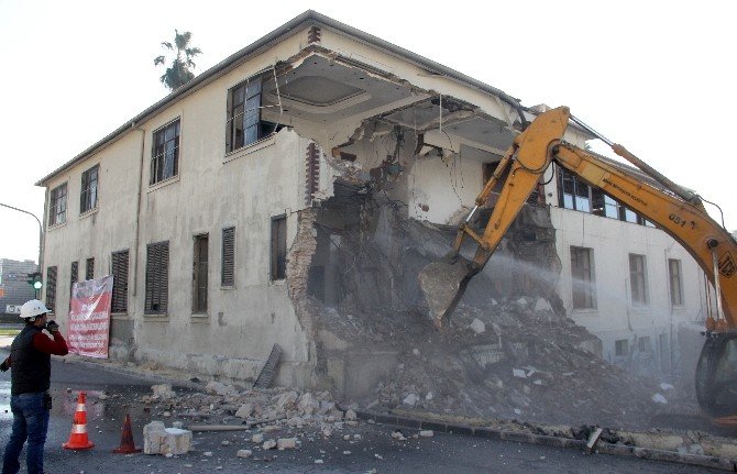 Eski Adana Orduevi’nin yıkımına başlandı