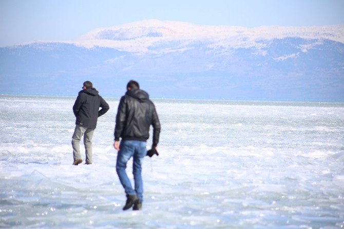 Buz tutan Eğirdir Gölü üzerinde selfie keyfi
