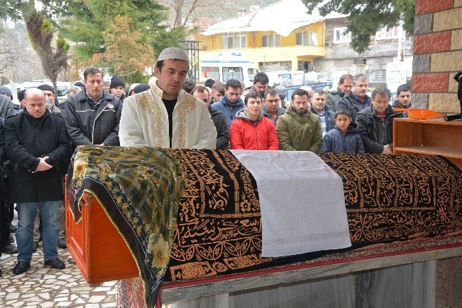 Bursa’da kocası tarafından öldürülen kadın Sinop’ta toprağa verildi