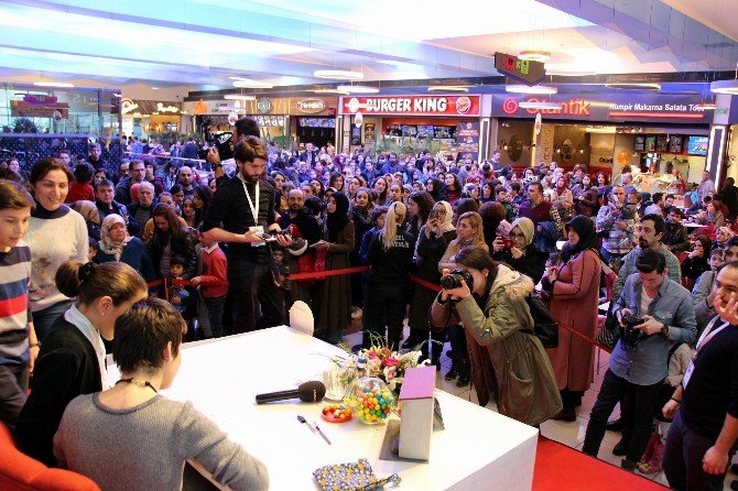 "Oyuncu Anne" Şermin Çarkacı, hayranlarıyla buluştu