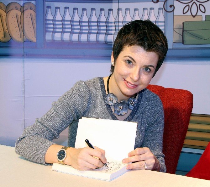 "Oyuncu Anne" Şermin Çarkacı, hayranlarıyla buluştu