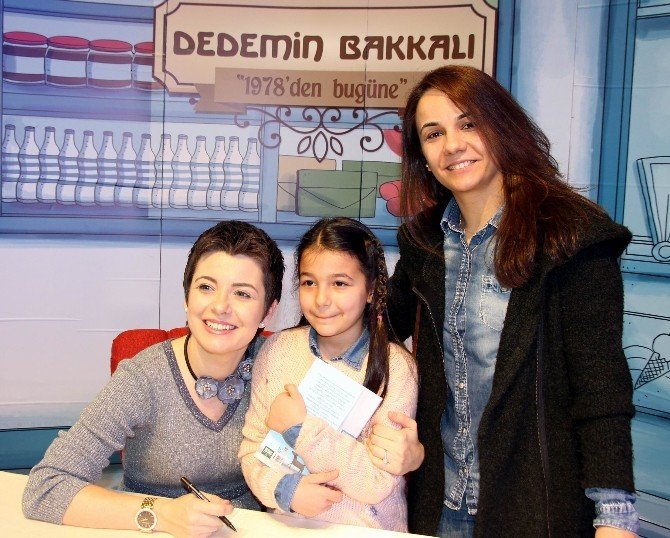 "Oyuncu Anne" Şermin Çarkacı, hayranlarıyla buluştu