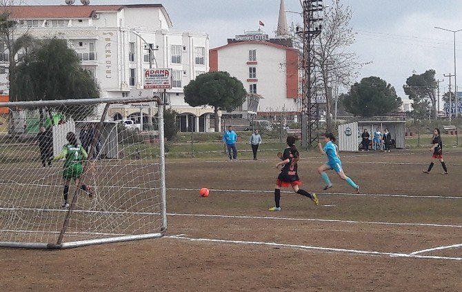 Serik’te Okul Sporları Yıldız Kızlar Futbol ilçe birinciliği yapıldı