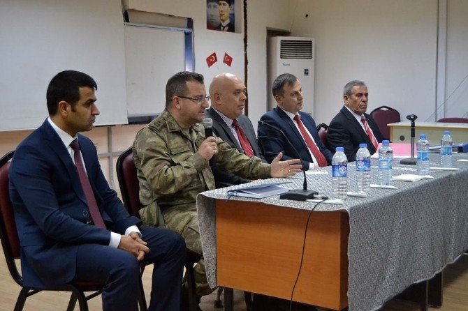 Birecik Kaymakamı muhtarlarla buluştu