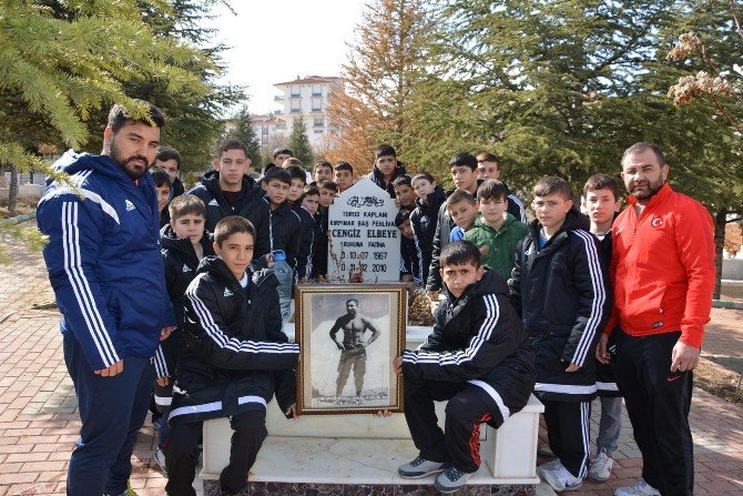 Başpehlivan Elbeye, ölümünün 7. yılında mezarı başında anıldı