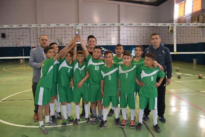 Voleybolda Şehit İdris Güler Ortaokulu şampiyon