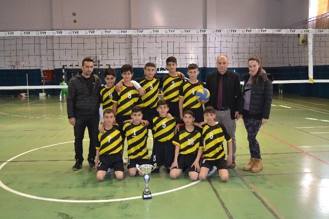 Voleybolda Şehit İdris Güler Ortaokulu şampiyon
