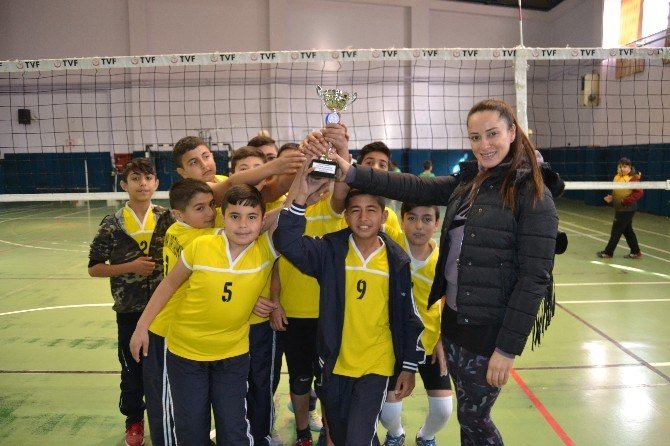 Voleybolda Şehit İdris Güler Ortaokulu şampiyon