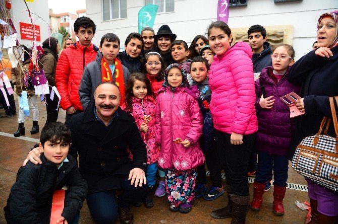 "Hangimiz Sevmedik" dizisi oyuncuları Aşıklar Şehri Beylikdüzü’ndeydi