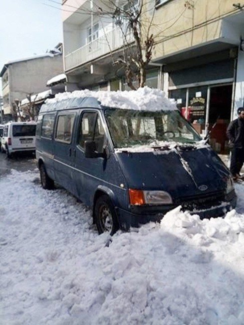 Kar kütleleri araçlara zarar verdi