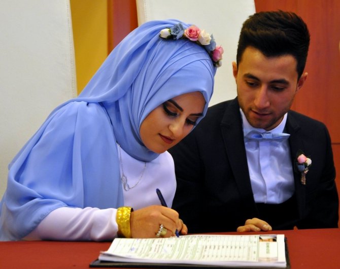 Sivas’ta Sevgililer Gününde 24 çift nikah kıydırdı