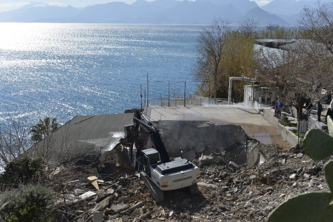 Antalya’da sit alanındaki plaj tamamen yıkıldı