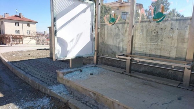 Sungurlu’da Otobüs Durakların Camları Kırıldı
