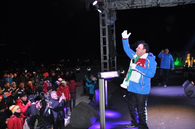 Sarıkamış’ın soğuğunda sanatçı Mahmut Tuncer’den sıcak konser