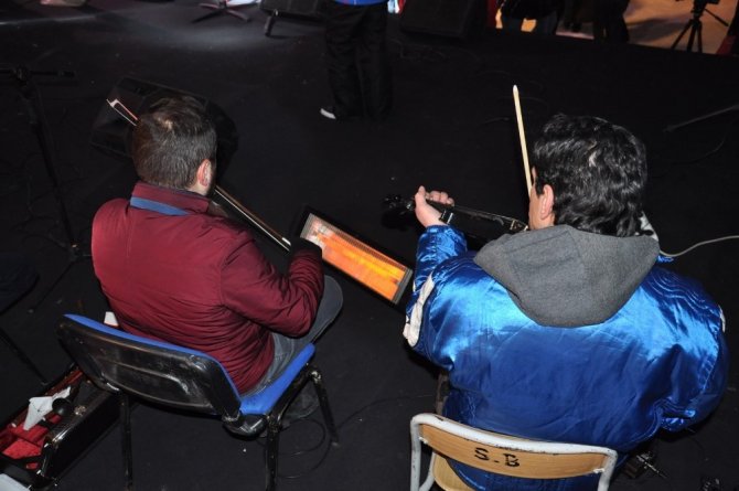 Sarıkamış’ın soğuğunda sanatçı Mahmut Tuncer’den sıcak konser