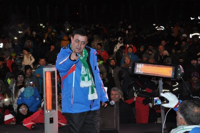 Sarıkamış’ın soğuğunda sanatçı Mahmut Tuncer’den sıcak konser