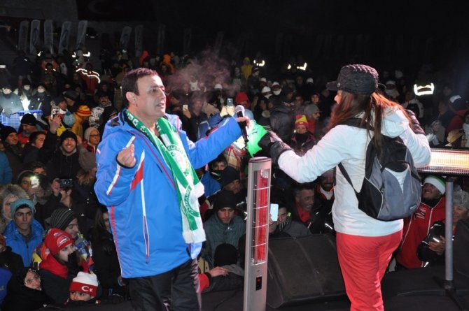 Sarıkamış’ın soğuğunda sanatçı Mahmut Tuncer’den sıcak konser