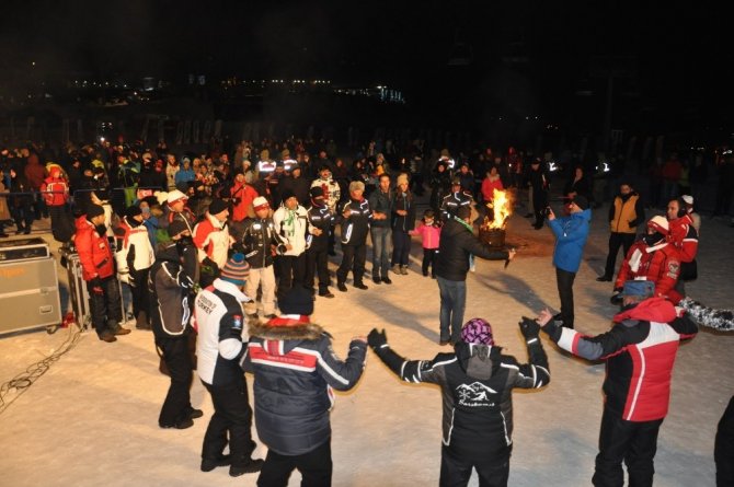 Sarıkamış’ın soğuğunda sanatçı Mahmut Tuncer’den sıcak konser