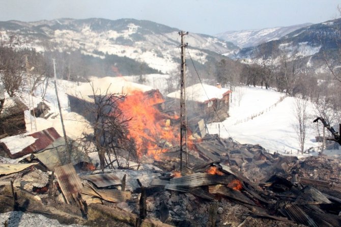 Kastamonu’da çıkan yangın 7 evi kül etti