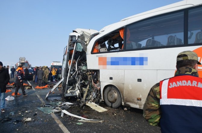 İki otobüs kafa kafaya çarpıştı: 7 ölü, 16 yaralı
