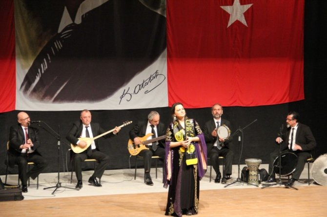 Kurtuluş etkinliklerinde türkü dolu saatler