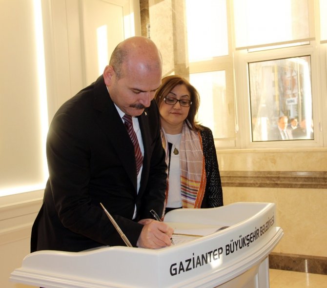 İçişleri Bakanı Soylu Gaziantep Büyükşehir Belediyesini ziyaret etti