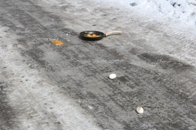 Ağrı’da asfalta kırılan yumurtalar dondu