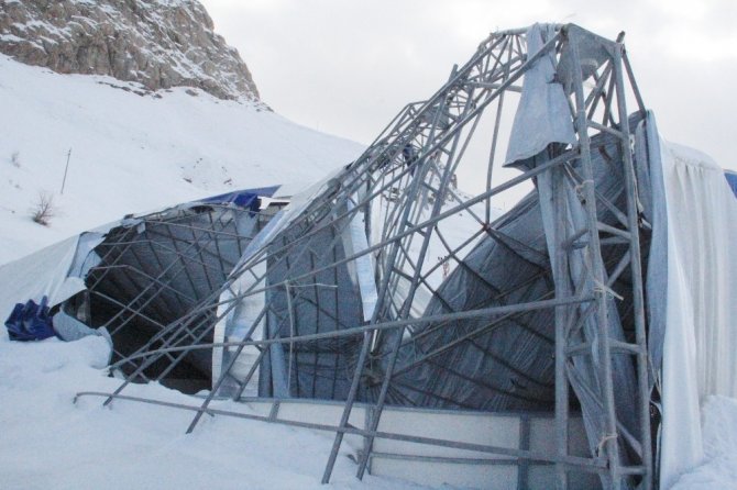 Hakkari’nin ilk buz pateni pistinin çatısı çöktü