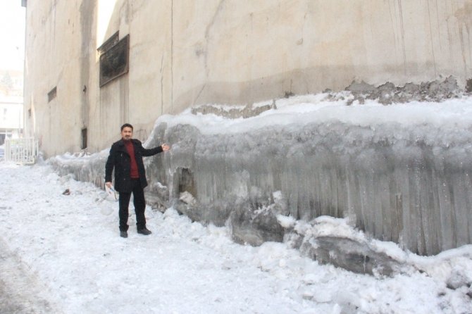 Hakkari’de binaların duvarları buz tuttu