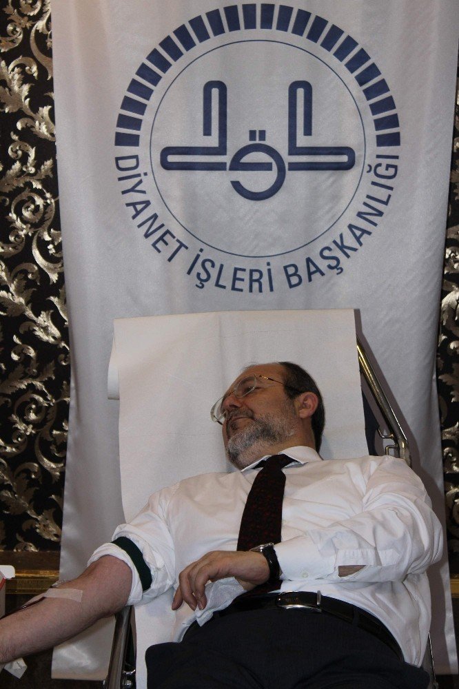 Diyanet İşleri Başkanı Prof. Dr. Mehmet Görmez Kızılay’a kan bağışında bulundu