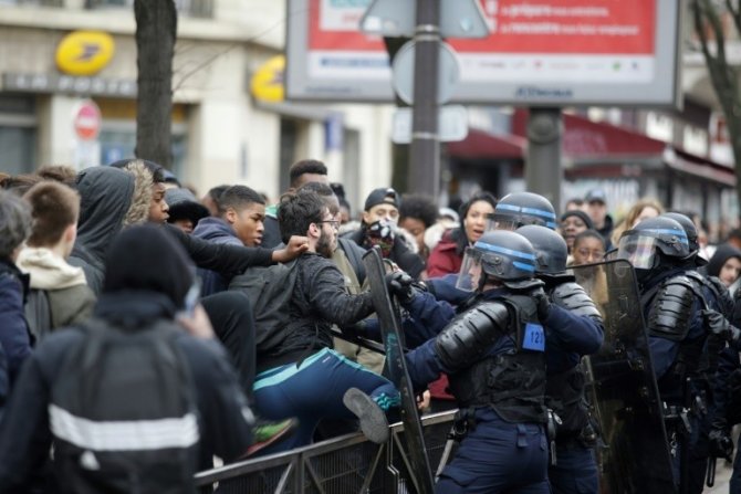 Fransa’da protestolar sürüyor