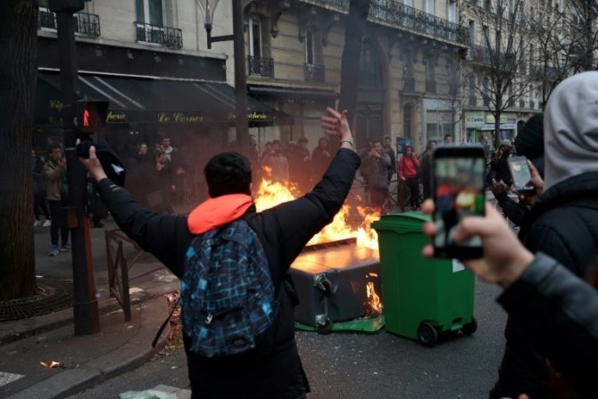 Fransa’da protestolar sürüyor
