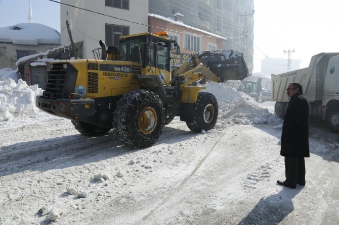 Yüksekova’da karla mücadele çalışması
