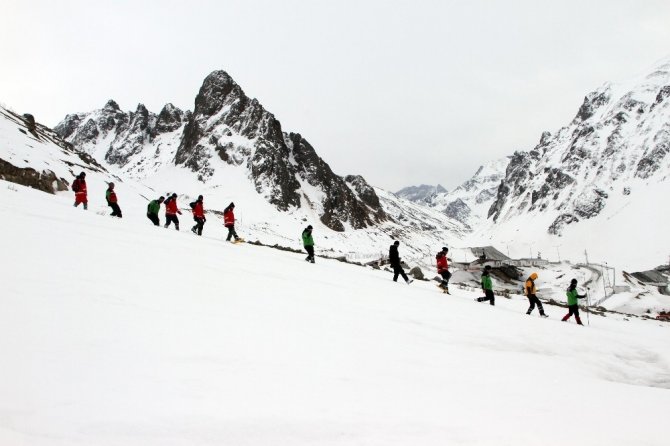 2 bin 100 rakımlı Ovit Dağı’nda kar ve çığ eğitimi