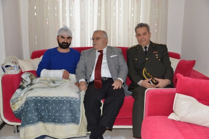 El-Bab operasyonu sonrası yaralanan askeri Vali Şentürk ziyaret etti