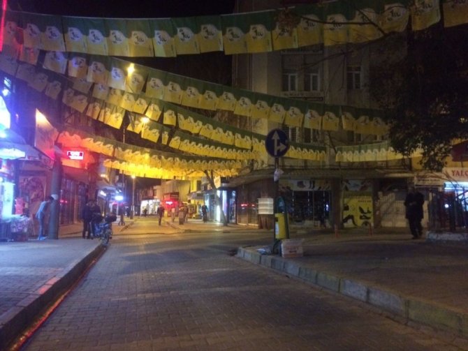Adıyaman caddeleri sarı yeşilli bayraklarla donatıldı