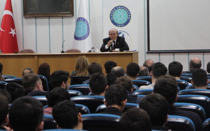 Eski Anayasa Komisyonu Başkanı Kuzu, üniversitelilere yeni anayasayı anlattı