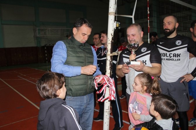 Ayvalık’ta Muhtarlar Derneği’nin voleybol turnuvasında şampiyon Kayaspor oldu