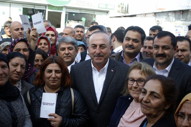 Dışişleri Bakanı Çavuşoğlu’ndan Antalya’da esnaf ziyareti